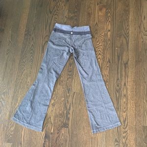 Black and grey lululemon yoga pants